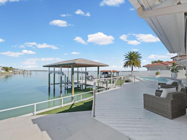 450 PALM ISLAND NE, Clearwater Beach, FL 33767