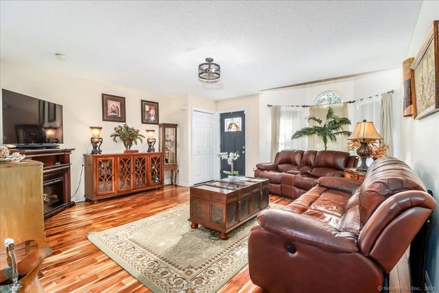 17 Olde Village Circle 17, Wallingford, CT 06492