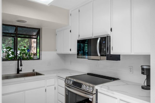 3661 Gold Creek Ln, Sacramento, CA 95827