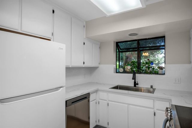 3661 Gold Creek Ln, Sacramento, CA 95827