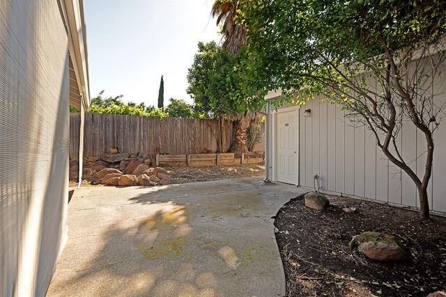 3661 Gold Creek Ln, Sacramento, CA 95827