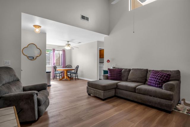 3661 Gold Creek Ln, Sacramento, CA 95827