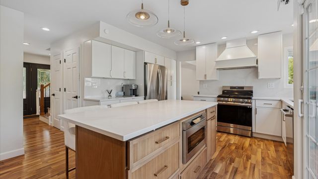 1810 Hawk Lane, Elk Grove Village, IL 60007