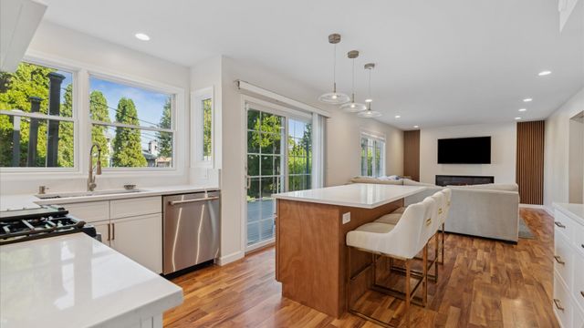 1810 Hawk Lane, Elk Grove Village, IL 60007