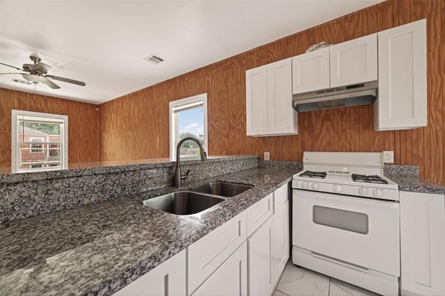 5220 Simsbrook Drive, Houston, TX 77045