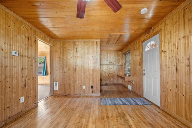 212 4th Avenue NE, Cambridge, MN 55008