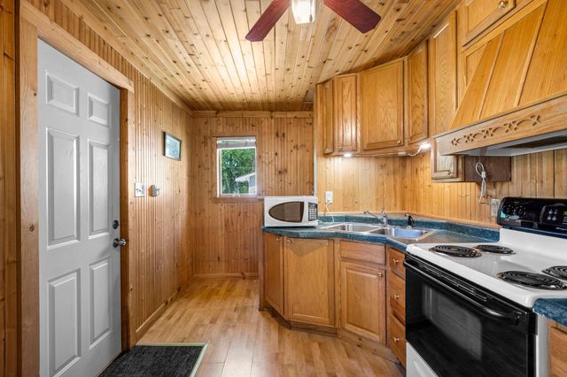 212 4th Avenue NE, Cambridge, MN 55008