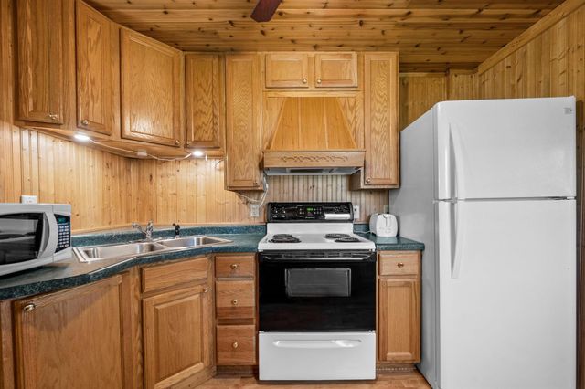 212 4th Avenue NE, Cambridge, MN 55008