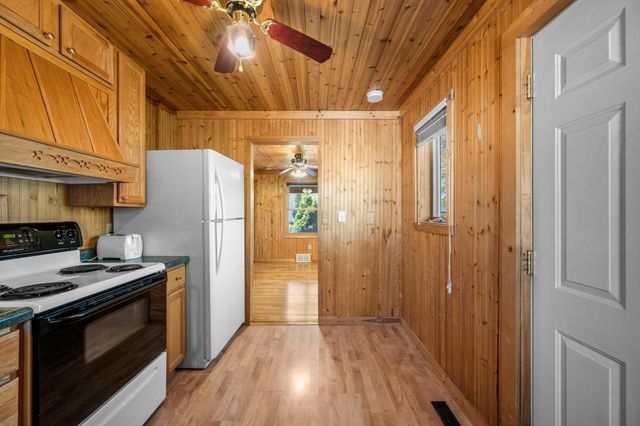 212 4th Avenue NE, Cambridge, MN 55008
