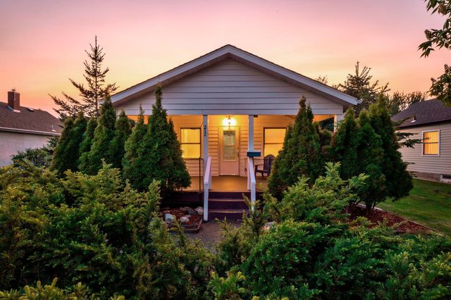 212 4th Avenue NE, Cambridge, MN 55008