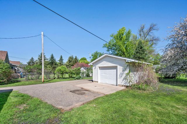 212 4th Avenue NE, Cambridge, MN 55008