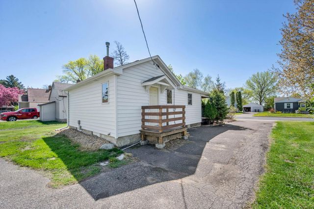 212 4th Avenue NE, Cambridge, MN 55008
