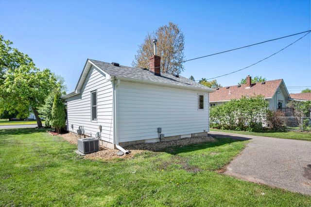 212 4th Avenue NE, Cambridge, MN 55008