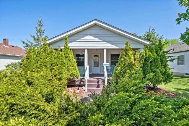212 4th Avenue NE, Cambridge, MN 55008