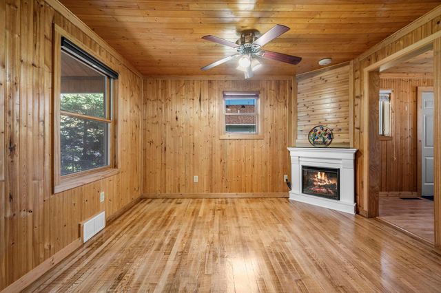 212 4th Avenue NE, Cambridge, MN 55008