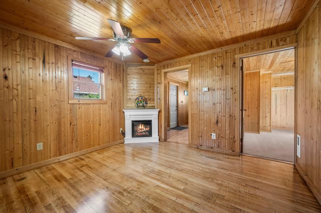 212 4th Avenue NE, Cambridge, MN 55008