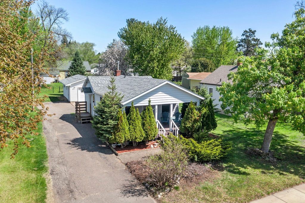 212 4th Avenue NE, Cambridge, MN 55008
