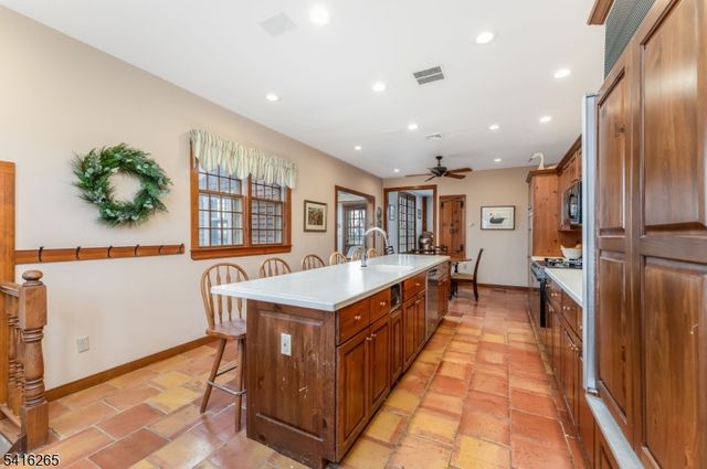 2 Driftway Dr, High Bridge Boro, NJ 08829