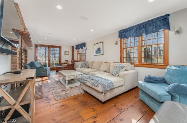 2 Driftway Dr, High Bridge Boro, NJ 08829