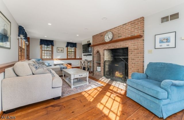 2 Driftway Dr, High Bridge Boro, NJ 08829