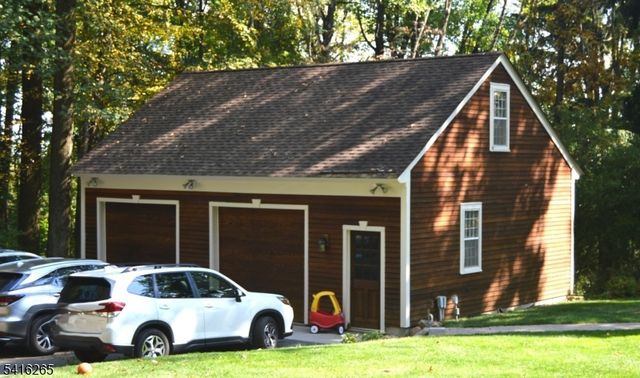 2 Driftway Dr, High Bridge Boro, NJ 08829