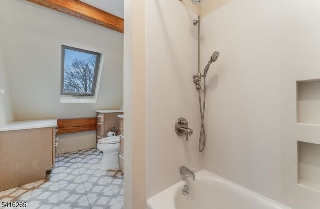 2 Driftway Dr, High Bridge Boro, NJ 08829