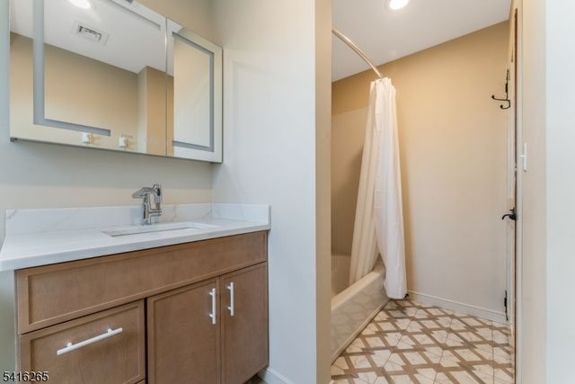 2 Driftway Dr, High Bridge Boro, NJ 08829