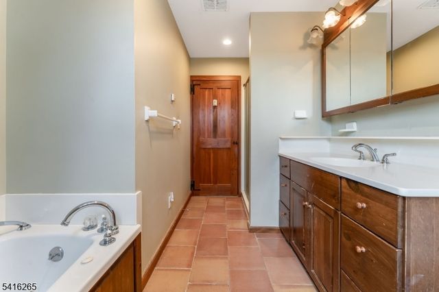 2 Driftway Dr, High Bridge Boro, NJ 08829