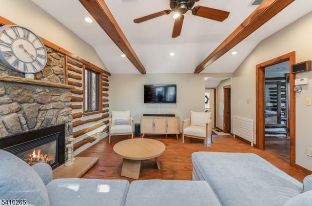 2 Driftway Dr, High Bridge Boro, NJ 08829