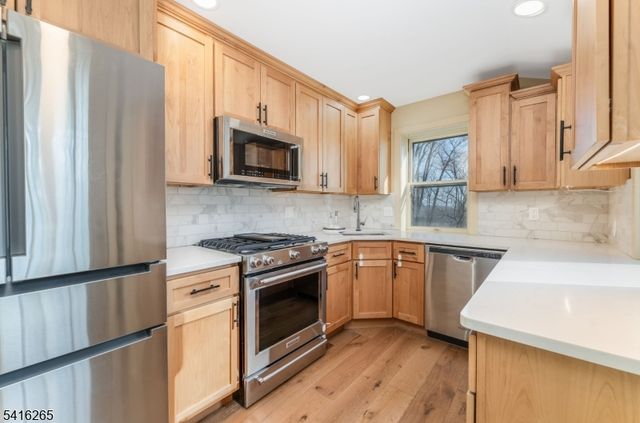 2 Driftway Dr, High Bridge Boro, NJ 08829