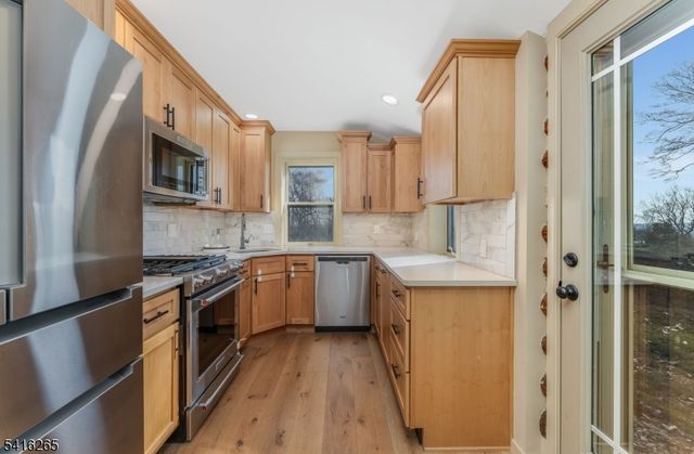 2 Driftway Dr, High Bridge Boro, NJ 08829