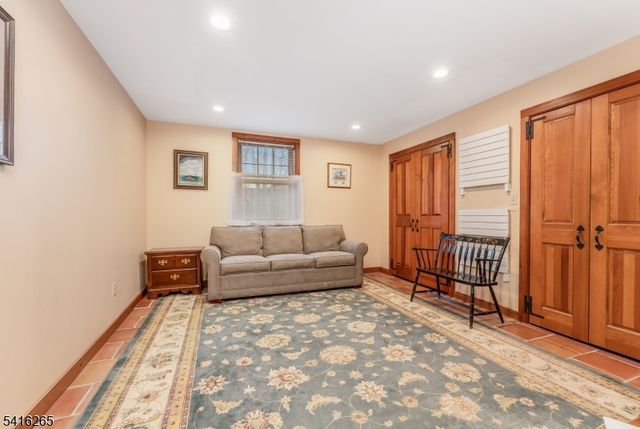 2 Driftway Dr, High Bridge Boro, NJ 08829