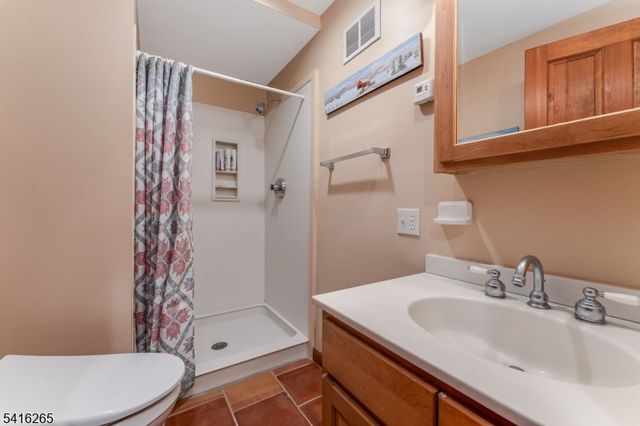 2 Driftway Dr, High Bridge Boro, NJ 08829