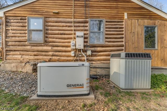 2 Driftway Dr, High Bridge Boro, NJ 08829