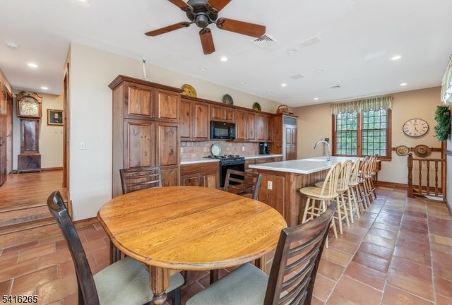 2 Driftway Dr, High Bridge Boro, NJ 08829