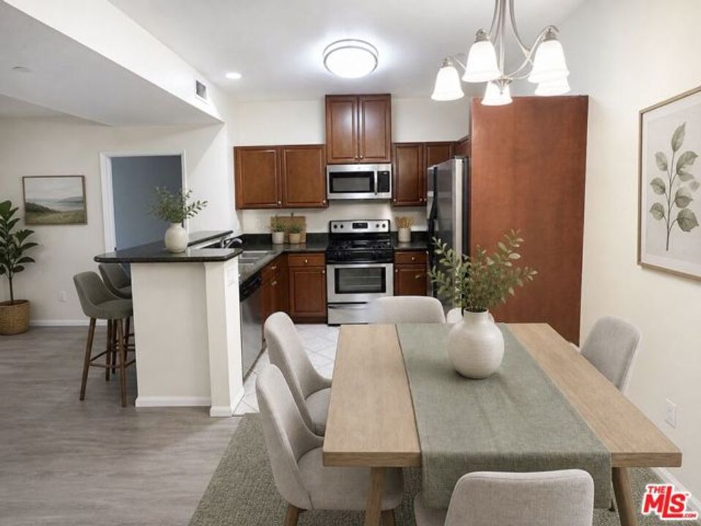 13941 Sherman Way 204, Van Nuys (los Angeles), CA 91405
