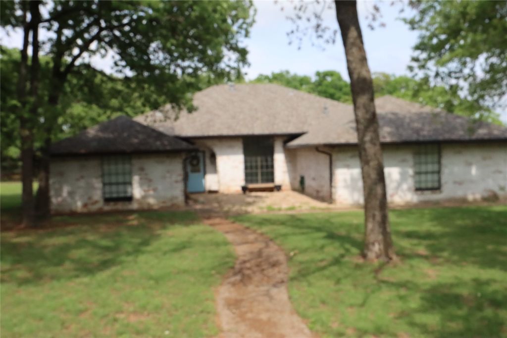 100 Thousand Oaks Lane, Joshua, TX 76058