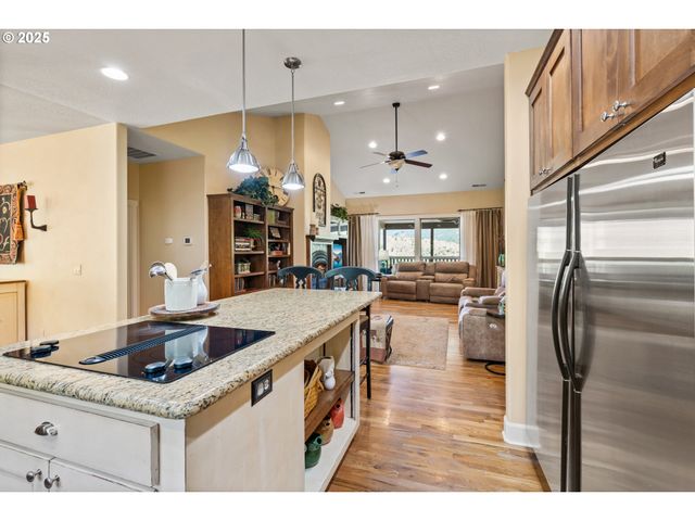 2809 DEAD INDIAN MEMORIAL Rd, Ashland, OR 97520