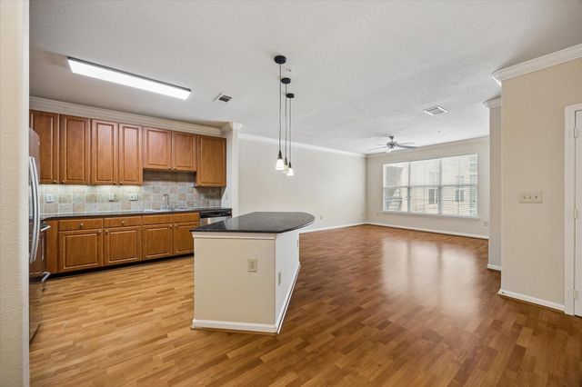 1711 Old Spanish Trail 202, Houston, TX 77054