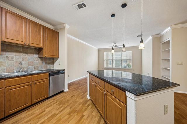 1711 Old Spanish Trail 202, Houston, TX 77054