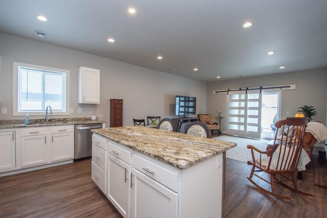 6808 68th Street S, Horace, ND 58047