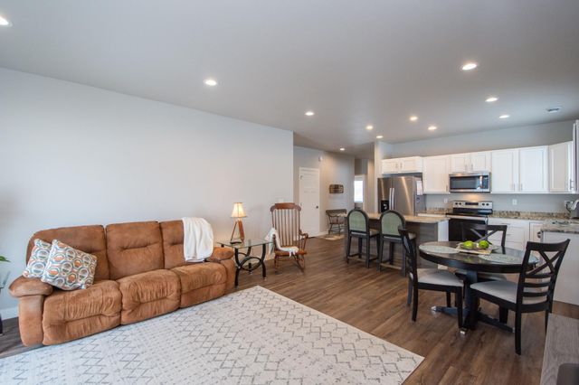 6808 68th Street S, Horace, ND 58047