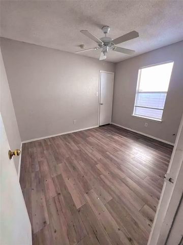 301 Ensenada Plaza, Dallas, TX 75211