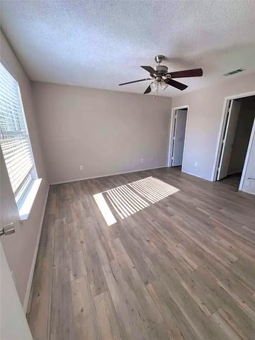 301 Ensenada Plaza, Dallas, TX 75211