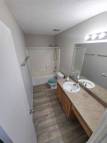 301 Ensenada Plaza, Dallas, TX 75211