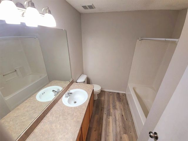 301 Ensenada Plaza, Dallas, TX 75211