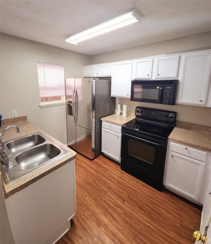 301 Ensenada Plaza, Dallas, TX 75211