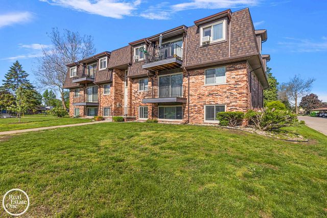 225 Riviera Drive, St Clair Shores, MI 48080