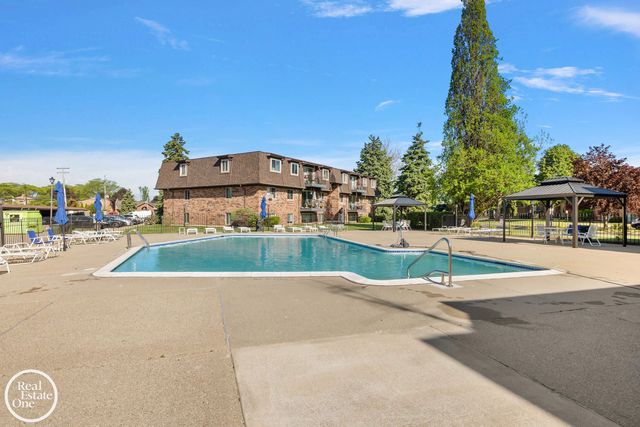 225 Riviera Drive, St Clair Shores, MI 48080