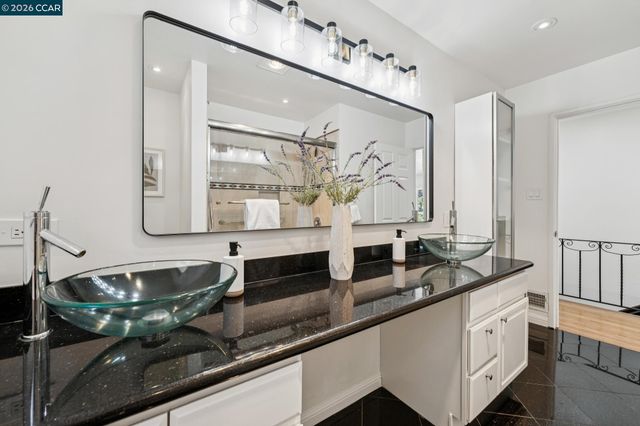 4034 Rusting Ave, Oakland, CA 94605